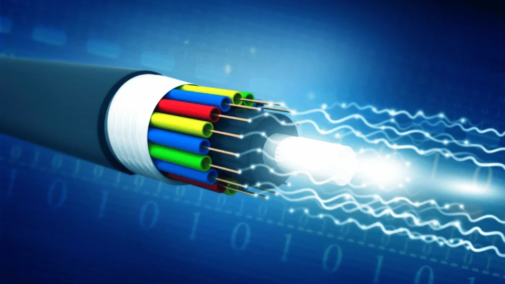 Historia de la fibra óptica desde sus orígenes hasta revolucionar las telecomunicaciones